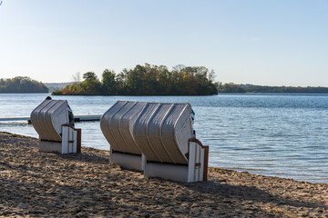 Herbstliche Stimmung,  an der Badestelle auf der Prinzeninsel im Großen Plöner See. Strandkörbe...