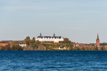 Landschaft am Großen Plöner See mit Blick auf das Plöner Schloß im herbstlichen Oktober