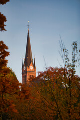Fototapeta premium Herbstlicher Sonnenaufgang an der Lutherkirche - Leipzig, Johanna Park (Clara-Zetkin-Park)
