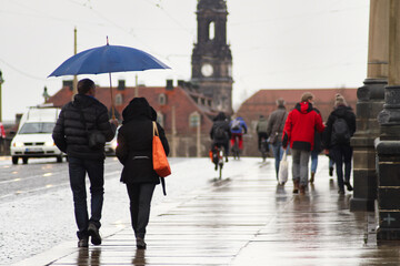 Regnerischer Tag in dert Stadt Dresden auf der Brücke