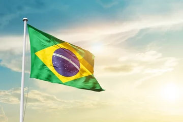 Crédence de cuisine en verre imprimé Brésil Tissu de tissu de drapeau national du Brésil agitant sur le ciel - Image