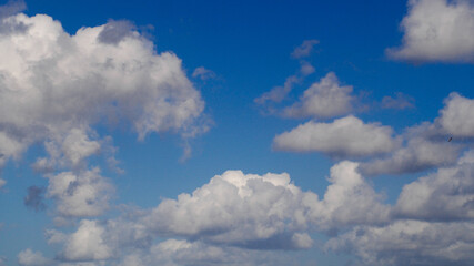 Fototapeta na wymiar Cumulus de beau temps, par un temps calme et ensoleillé