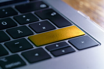 Laptop Tastatur Closeup mit goldener Taste und copy space
