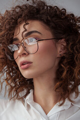 Obraz premium Beautiful woman wearing spectacles