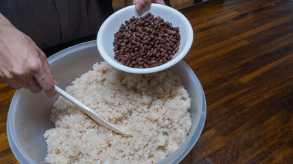 日本の料理・赤飯を作る。小豆と米を混ぜる。”Festive red rice”	