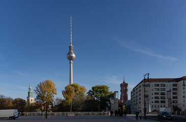 Berliner Fernsehturm mit Rotem Rathaus und Marienkirche an einem sonnigen Herbsttag