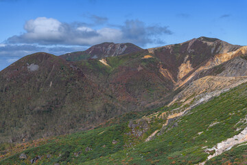 Obraz premium 日の出平付近から見た秋の隠居倉と三本槍岳