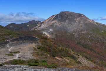 南月山付近から見た秋の茶臼岳
