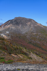 南月山付近から見た秋の茶臼岳