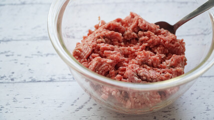 ガラス製のボールに入った合い挽きひき肉