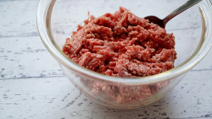 ガラス製のボールに入った合い挽きひき肉