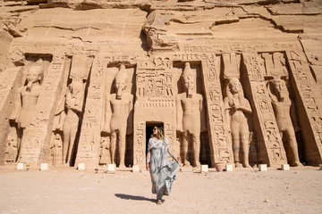 Foto op Plexiglas Female Traveler exploring Abu Simbel Temple in Egypt © Zach
