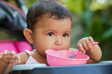 Latin baby eating. Mexican baby having breakfast.
Bebé feliz comiendo.