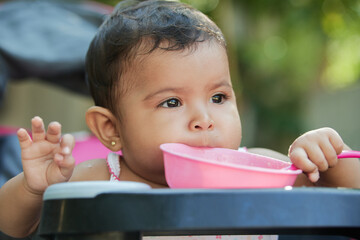 Latin baby eating. Mexican baby having breakfast.
Bebé feliz comiendo.
