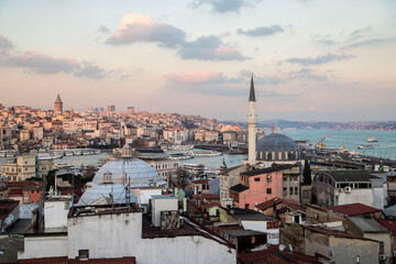 Obraz premium colorful sunset with view of Istanbul skyline 