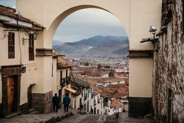 view through old arch in cusco Peru old town - obrazy, fototapety, plakaty