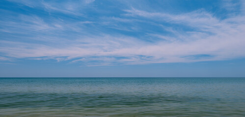 Fototapeta na wymiar Direct views of the ocean and beautiful blue skies. plenty of water. Landscape