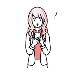 立ってスマートフォンを操作して何かに気づいて驚いたジャケットの女性