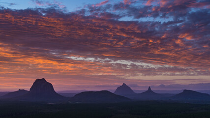 Obraz premium Glass House Mountains, Sunshine coast, Queensland, Australia, Mount Beerwah, Mount Tibrogargan, Mount Coonowrin, Gubbi Gubbi, Jinibara, Kabi Kabi Sacred place Bora Ring