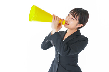 メガフォンで応援をするスーツを着たビジネスウーマン