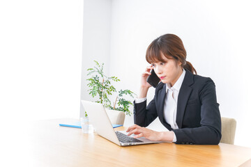 デスクワークをするビジネスウーマン