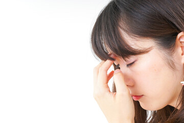 頭痛に苦しむ若い女性