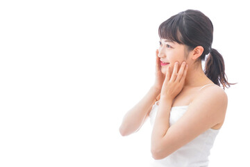 フェイシャルケアをする若い女性