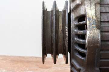 Vista lateral de la polea de un alternador antiguo