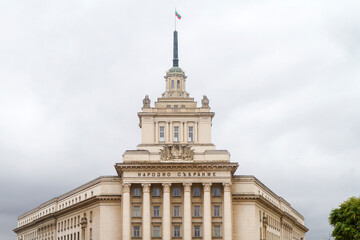 Fototapeta na wymiar Edificio de la Asamblea Nacional en la ciudad de Sofia en el pais de Bulgaria