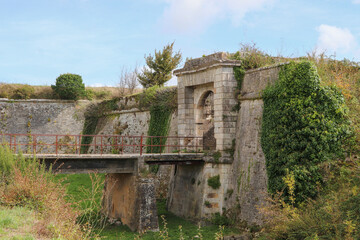 Nouvelle-Aquitaine - Charente-Maritime - Le Chateau d'Oléron - Chemin promenade passant sous la...