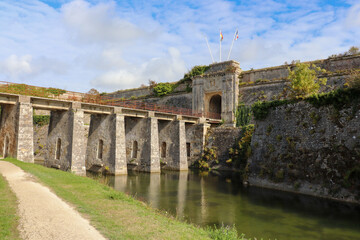 Fototapeta na wymiar Nouvelle-Aquitaine - Charente-Maritime - Le Chateau d'Oléron - Le pont de la Porte Royale au dessus du fossé