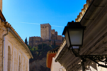 Fototapeta na wymiar Alhambra de Granada con casas del Albaicín en primer plano