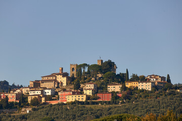 Fototapeta na wymiar Colle di Buggiano a Borgo Buggiano in Toscana durante una bella giornata con cielo sereno al tramonto.