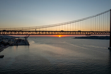 Ponte 25 Abril, sobre o rio tejo Lisboa - 465799407
