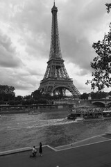 Fototapeta na wymiar Paris, la tour Eiffel, la Seine, les quais et ses amoureux.