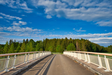 Landschaft mit Brücke in den Wald