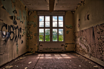 Fenster in einem alten unrenoviertem Zimmer