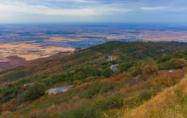 Naklejka premium Mountain serpentine pass through the forest