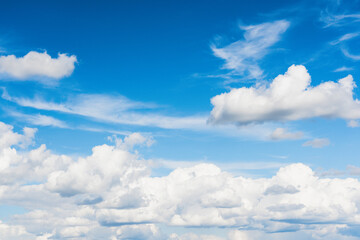 Fototapeta premium Large fluffy clouds on the blue sky in the daytime