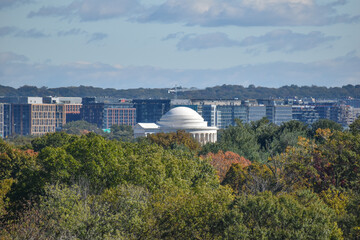 Fototapeta premium Washington, DC, USA - October 27, 2021: View of the Jefferson Memorial as Seen from Across the Potomac River at Arlington Ridge Park on a Bright Fall Day