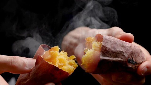 焼きたての焼き芋を割る動画