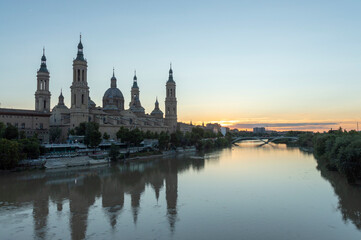 Fototapeta na wymiar images of the basilica del pilar next to the ebro river