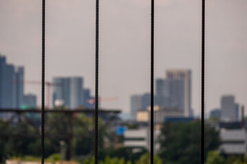 Stadt Offenbach, durch ein Gitter betrachtet