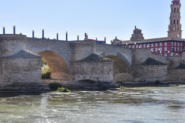 Obraz premium Zaragoza, Spain - 23 Oct, 2021:Puente de Piedra bridge across the river Ebro in the Spanish city Zaragoza