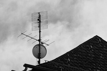 Alte Antenne und Satellitenschüssel