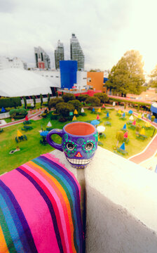 Taza de calavera artesan&iacute;a en las alturas de un hermoso lugar 9