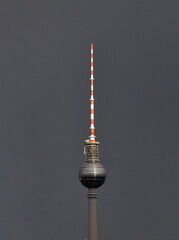 Obraz premium Fernsehturm in Berlin unter düsterem Himmel