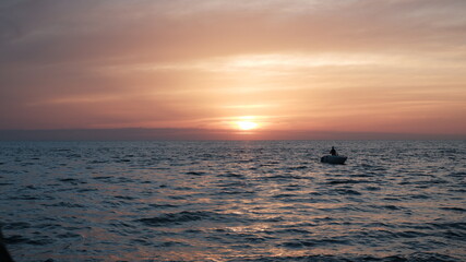 tramonto arancione barca