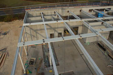 Baustelle mit Bauarbeitern und Baumaschinen