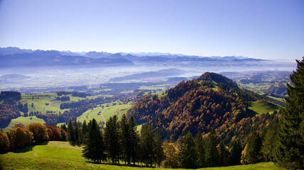 Fototapeta na wymiar Schweizer Alpenlandschaft blick Rchtung Zürichsee